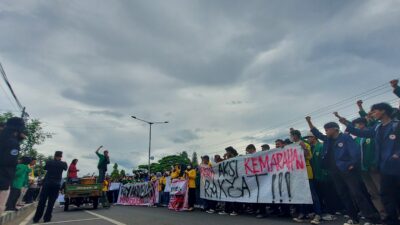 Ratusan Mahasiswa Gelar Massa Aksi ke DPRD
