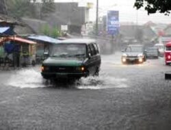 Jalan Raya Depan MTsN Kuranji, Tiap Hujan Selalu Banjir, Pemko Padang Tak Peduli