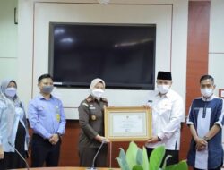 Miliaran Aset Kota Solok Terselamatkan, Kajari Terima Penghargaan