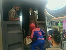 Spiderman Ditertibkan Satpol PP Padang di Perempatan Lampu Merah
