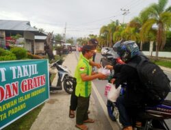 LDII Padang Bagikan Takjil Pada Pengendara