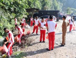 Kapolres Padang Panjang dan Jajaran Gelar Aksi Bersih-bersih di Kawasan Wisata Lembah Anai