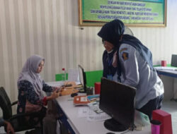 Gencarkan Sosialisasi Layanan, Imigrasi Agam Sebarkan Brosur ke Masyarakat