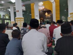 Lubuk Basung Hujan,  Bupati Andri Warman Shalat Id di Masjid 
