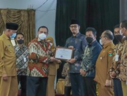 Wali Kota Erman Safar Terima Penghargaan Dari KPK Atas Penilaian MCP 2021 Tertinggi di Sumbar