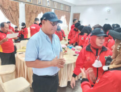 Saat Kontingen Sumbar Dilepas ke FORNAS VI, Ketum KONI Sumbar Terpilih jadi ‘Selebritis’