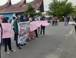 Puluhan Warga Demo Desak Aset Padang Pariaman Diminta Lagi