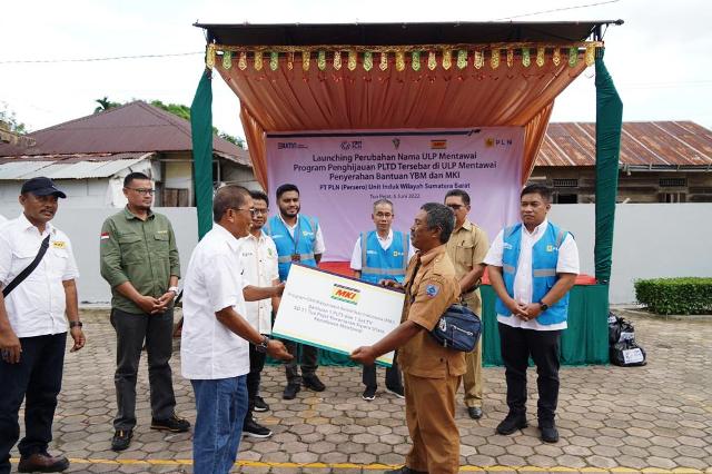 Penyerahan bantuan oleh MKI Sumbar berupa 1 Pembangkit Listrik Tenaga Surya (PLTS) dan 1 set TV untuk SD 11 Tua Pejat di Kecamatan Sipora Utara, Kabupaten Kepulauan Mentawai. (ist)