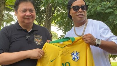 Bertemu Ronaldinho, Airlangga Hartarto Dihadiahi Jersey Timnas Brasil
