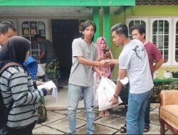 Andi Sultan Bagikan Sembako untuk Korban Banjir di Puhun Tembok Bukittinggi