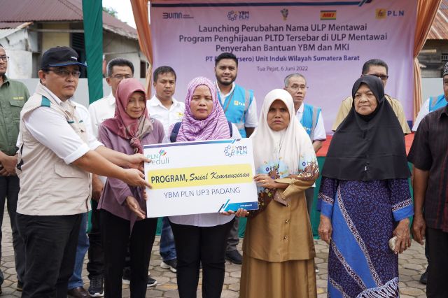 PT PLN Unit Induk Wilayah (UIW) Sumbar bersama Yayasan Baitul Maal (YBM) PLN Unit Pelaksana Pelayanan Pelanggan (UP3) Padang menyalurkan bantuan dengan total Rp32.561.000 untuk masyarakat Kepulauan Mentawai.