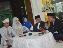 Sekda Agam Edi Busti Nikahkan Anaknya Ewis dengan Alan di Masjid Nurul Falah