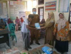 Warga Berkebutuhan Khusus Terima Bantuan Sembako