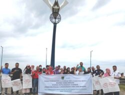 Dispora Sumbar Bakti Sosial Bersihkan Kawasan Pantai Padang