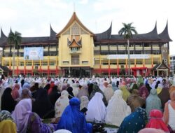 Ribuan Jemaah Shalat Id di Halaman Kantor Gubernur