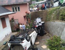 Dua Minibus Terjun ke Halaman Rumah Warga Batipuah
