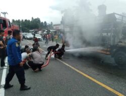 Truk Ekspedisi Muatan Sepeda Motor Terbakar di Kayu Tanam