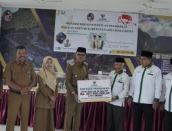 Pemkab Limapuluh Kota Bersama Baznas Serahkan Beasiswa Pendidikan