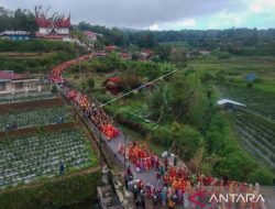 Parade 1000 Songket di Pandai Sikek Festival Sukses