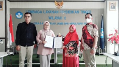 Kepala LLDIKTI Wilayah X Serahkan SK Guru Besar Dosen UM Sumbar Prof Suryani
