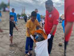 Wagub Audy dan 380 Relawan Pungut 2 Ton Sampah di Pantai Puruih