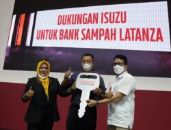 Isuzu Serahkan 1 Unit Mobil Operasional Kepada Bank Sampah Latanza di GIIAS 2022