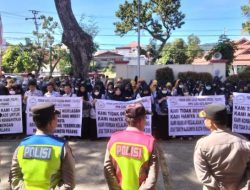 Nasib tak Jelas, Ratusan Guru Honorer Geruduk DPRD Padang