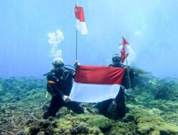 Gubernur dan Wagub Kibarkan Merah Putih di Dasar Laut Samudera Hindia