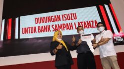 Isuzu Serahkan Satu Mobil Operasional kepada Bank Sampah Latanza di GIIAS 2022