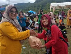 Sukses Gelar Lomba, Pemnag Padang Tarok Baso Serahkan Hadiah HUT RI
