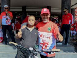 Rajin Shalat Berjamaah, Pramusaji Warung di Belakang Kantor Gubernur Dihadiahi Sepeda