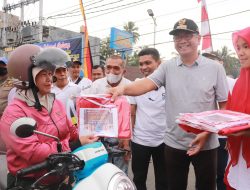 Walikota Bagi-bagi Bendera Gratis Untuk Warga