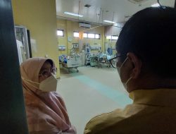 John Kenedi Azis Bezuk Mantan Bupati Alis Marajo di Rumah Sakit