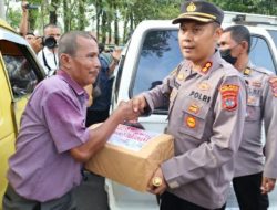 Kapolres Pariaman Bagikan Paket Sembako Kepada Masyarakat