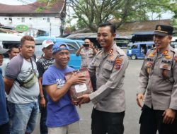 Polres Tanah Datar Bagikan Sembako Pada Sopir Angkot dan Tukang Ojek