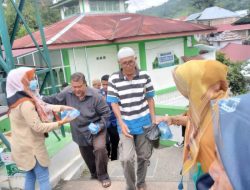 Jumat Berkah Ala LPMK Paus, Rutin Bagikan Paket Makanan