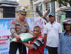 Kapolres Pasaman Bagikan Bansos Sebanyak 50 Paket di Lubuk Sikaping