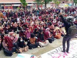 Ribuan Massa di Padang Demo Tolak Kenaikan BBM