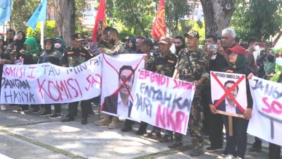 Buntut Pernyataan Effendi Simbolon, Ormas Demo di Kantor DPRD Padang