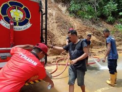 Damkar Padang Bantu Bersihkan Material Longsor di Sungai Pisang