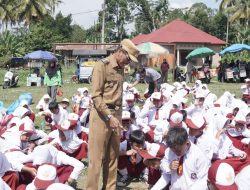 Murid SD Melakukan Praktik Sikat Gigi