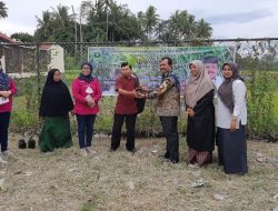 Petani di Tanah Datar Terima Bantuan Bibit dari Anggota DPRD Sumbar