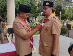 Dinilai Berjasa Bina Pramuka, H.Erman Safar Dapat Lencana Darma Bakti