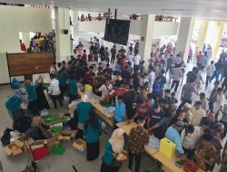 Jumat Berkah, Komunitas Pecinta Masjid Raya Sumbar Bagikan Paket Makanan