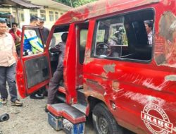 Angkot Rombongan Mahasiswa Stikes Prima Nusantara Terbalik, 15 Penumpang Luka-luka