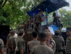 Tiga Gerobak PKL Diangkut Satpol PP Padang