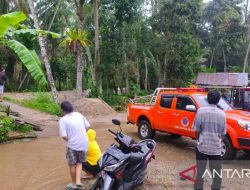 Warga Solok Digigit Ular Saat Evakuasi Korban Banjir