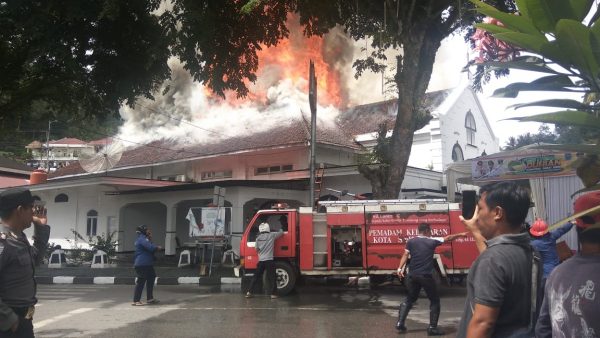 Pemadam Kebakaran Sawahlunto tengah memadam api di Gedung Pusat Kebudayaan (GPK) Sawahlunto yang terbakar.(armadison)