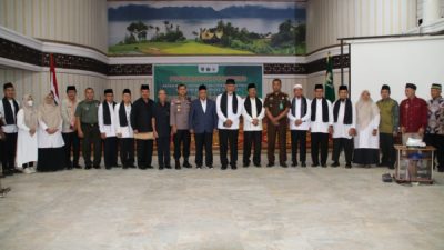 Ketua BWI, Muhammad Nuh, didampingi Gubernur Sumbar, H.Mahyeldi Ansharullah, dan pejabat lainnya, foto bersama setelah acara pelantikan. (Ist)