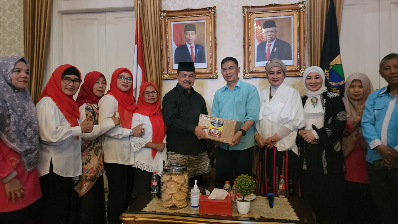 Ketua LKAAM Sumbar Fauzi Bahar serahkan bantuan rendang kepada Bupati Cianjur. (ist)